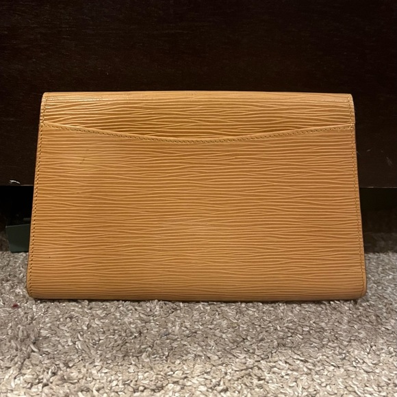 Louis Vuitton Beige Epi Art Deco envelope clutch - Picture 2 of 4